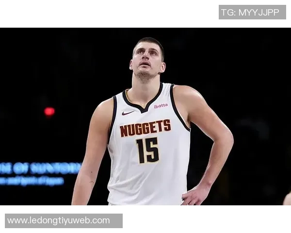 约基奇展现超凡视野与精准手法布劳恩底角三分轻松命中