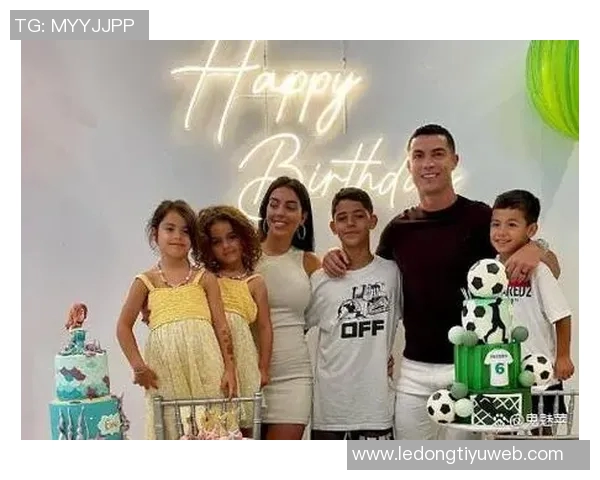 C罗与乔治娜海滨度假时光甜蜜瞬间尽显性感魅力与家庭温馨 C罗与乔治娜海滨度假时光甜蜜瞬间尽显性感魅力与家庭温馨