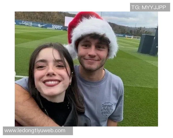 女友社媒分享与内维斯迪士尼乐园甜蜜游玩瞬间引发热议