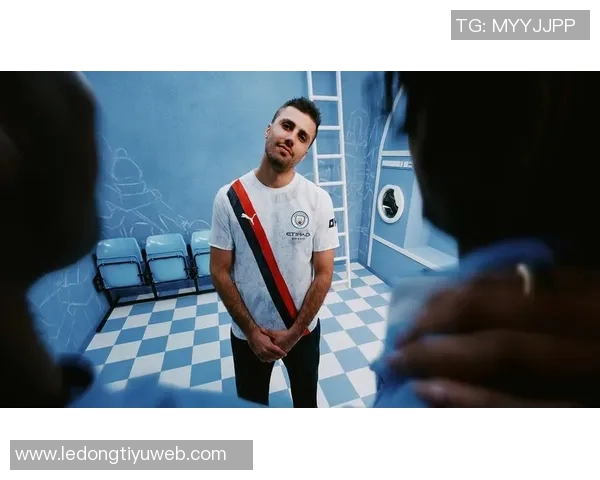 曼城推出马年特别球衣设计米色主调融入中国水墨艺术元素