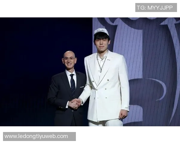 拓记：批评杨瀚森不如关注克罗宁的选秀策略与决策失误