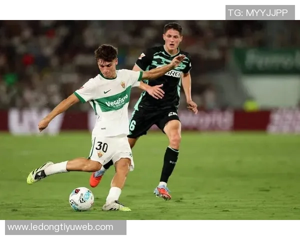 尤文图斯关注埃尔切中场门多萨面临曼城皇马激烈竞争