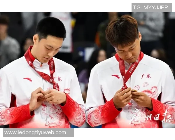 媒体人呼吁赵睿带伤上场男篮需情绪支持与郭导减压策略