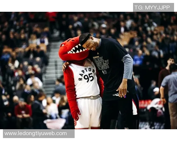 皮尔斯坦言第一次约会不亲吻女孩坚持原则展现绅士风度